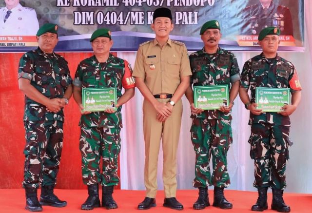 Bupati Asgianto Beri Hadiah Umroh Anggota Koramil Talang Ubi dalam Peresmian Gapura TNI