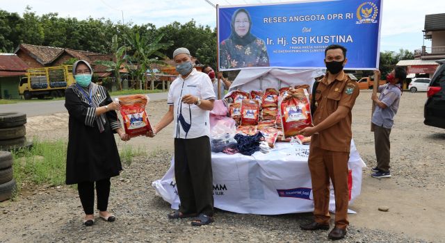 Di Tengah Pandemi, Anggota DPR RI Hj Sri Kustina Gelar Reses Sembari Bagikan Sembako