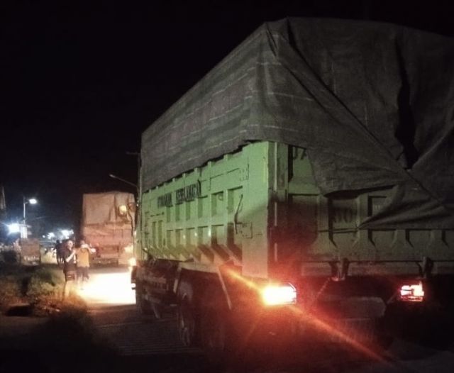 Warga Jerambah Besi Cegat Dua Tronton Batu Bara yang Melintas Diam-Diam di Tengah Malam
