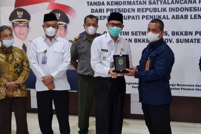 Bupati Heri Amalindo Terima Tanda Kehormatan Satyalancana Wirakarya