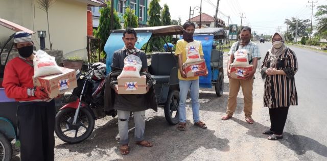 Kundapil ke Empat Kabupaten, Anggota DPR RI Ir Hj Sri Kustina Salurkan Bantuan APD dan Sembako Door To Door
