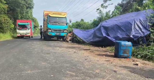 Terjadi Lagi, Truk Diduga Pengangkut BBM Ilegal Terguling di PALI, Warga Pertanyakan Penindakan Aparat
