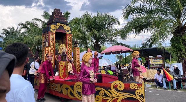 Totalitas & Spektakuler! Smandalan Jadi Sorotan di Karnaval HUT RI