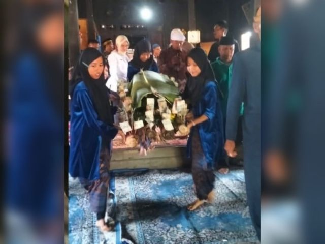 Filosofi Menghanyutkan Rakit dalam Ritual Sedekah Bedusun di Desa Purun: Lima Gadis Suci Pembawa Persembahan