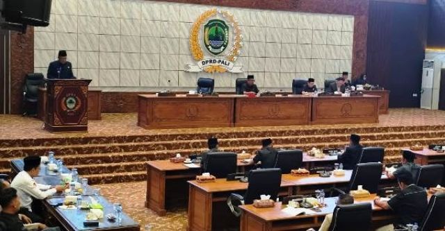 Rapat Paripurna DPRD PALI: Wabup Iwan Tuaji Jawab Pandangan Fraksi Terkait Raperda APBD 2026