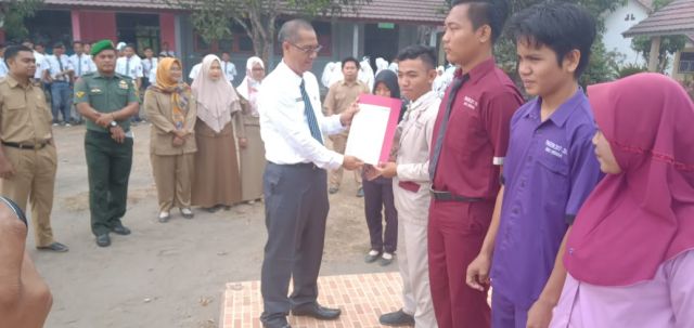 Dinyatakan Kompeten, LSP P-1 SMKN I Penukal Serahkan 198 Sertifikasi Peserta Didik