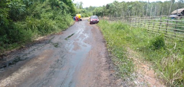 Pipa Bocor, Minyak Mentah PT PBS Genangi Jalan dan Kebun Warga