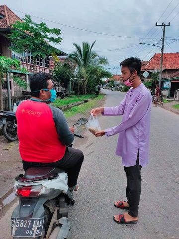 Peduli Sesama, Pemuda Purun Berbagi Takjil 