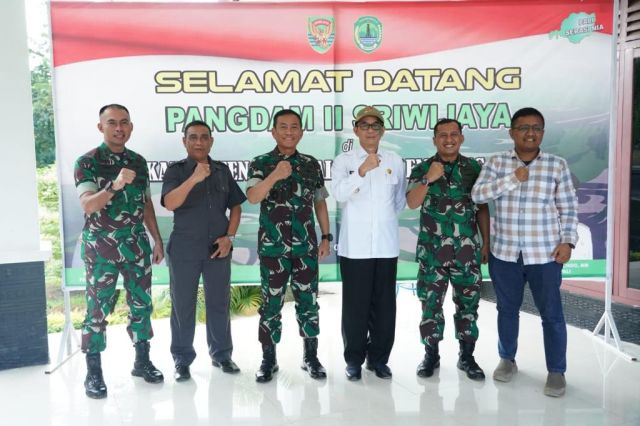 Bupati PALI dampingi Pangdam II/Sriwijaya Tinjau Lahan Ketahanan Pangan di PALI