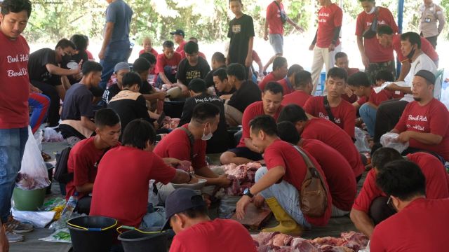 Rayakan Idul Adha 1443 H, Pertamina EP Pendopo Field Bagikan Paket Daging Kurban.