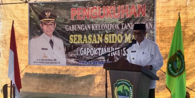 Bupati Heri Amalindo Kukuhkan Gapoktanhut Serasan Sido Maju