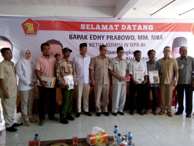 Anggota Komisi IV DPR-RI Berikan Bantuan Peralatan Tani di PALI