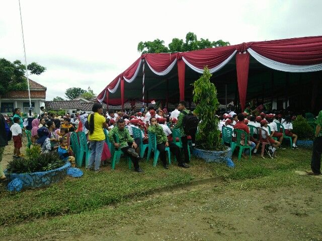 Antusiasnya Mereka Menunggu Menteri