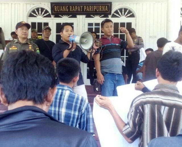 Penerima Plasma disinyalir Fiktif, Warga Prambatan Serbu DPRD