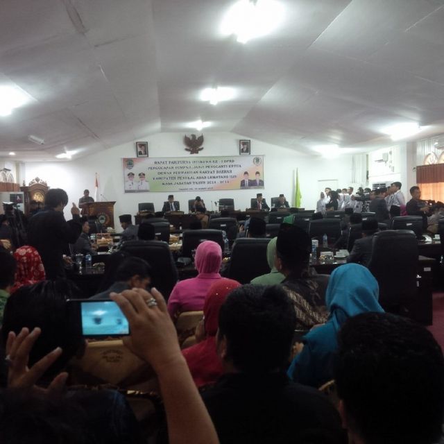 Hari ini Pakde pun disumpah 