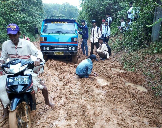 Jalan Rusak, Pelajar Berjalan Tiga Kilometer