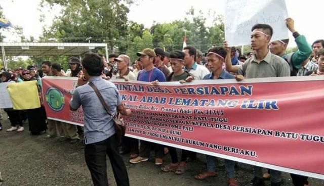 Ratusan Warga Desa Persiapan Geruduk Kantor Bupati