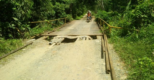 Jembatan ini Berlobang dan Berbahaya. Penyebabnya Adalah.. 
