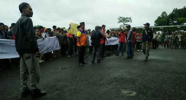 Demo, Warga Prambatan Tuding PT GBS Serobot Lahan