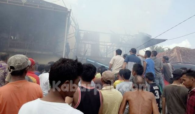 Kebakaran Siang Bolong, Rumah Warga Tanah Abang Jadi Arang