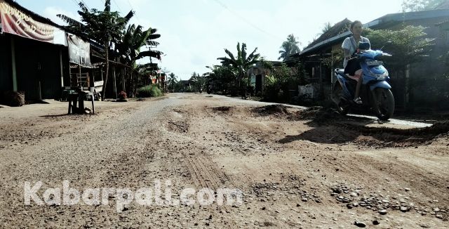 Rusak, Warga Harap Jalan di Tanah Abang Selatan diperbaiki
