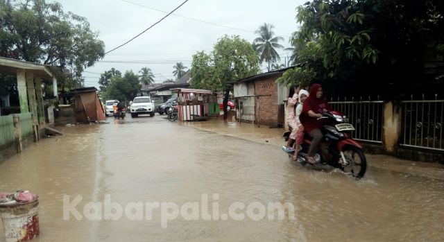 Hujan Beberapa Jam, Simpang Empat Talang Ubi Terendam