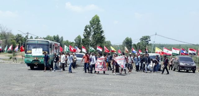 Tuding Kades Selewengkan Dana Desa, Warga Pantadewa Unjuk Rasa