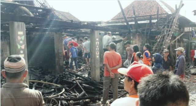 Damkar Telat, Kobaran Api Hanguskan Sebuah Rumah