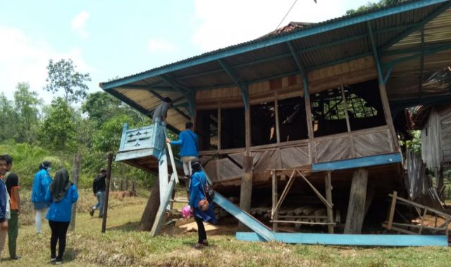 Tak Ikut Demo, Mahasiswa Serasan PALI Bantu Korban Puting Beliung Saja