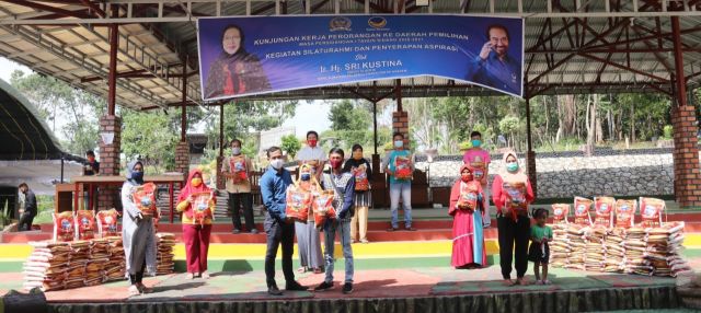 Sri Kustina Gulirkan Paket Sembako untuk Warga Talang Ubi