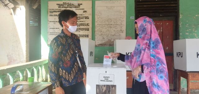 Antusias, Warga PALI Berbondong Datangi TPS