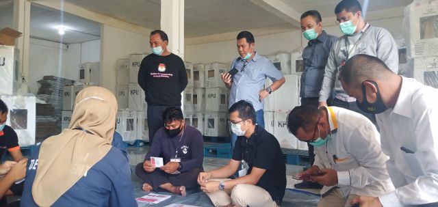 Jelang PSU, KPU PALI Mulai Lipat Kertas Suara