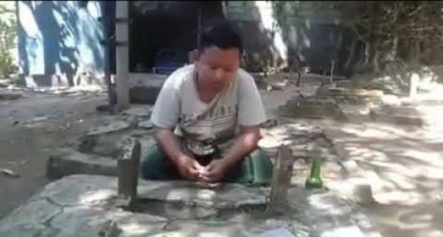 Judi Online Masuk Desa, Banyak Kuburan Jadi Tempat Meminta