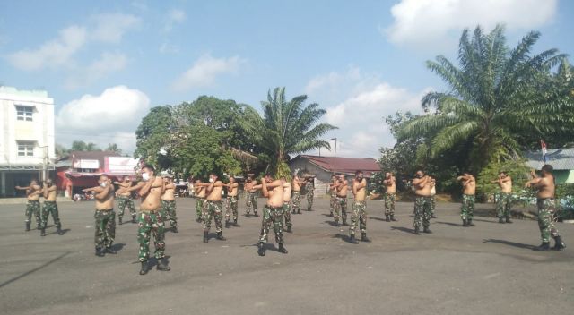 Buka Baju, Puluhan Anggota Koramil 404-03 Talang Ubi dijemur