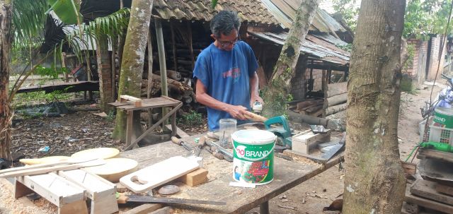 Kreasi di tengah Pandemi, Limbah Kayu Jadi Rupiah