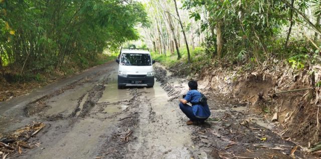 Jalan di PALI Rusak Parah. Akses  Perekonomian Rakyat Terganggu
