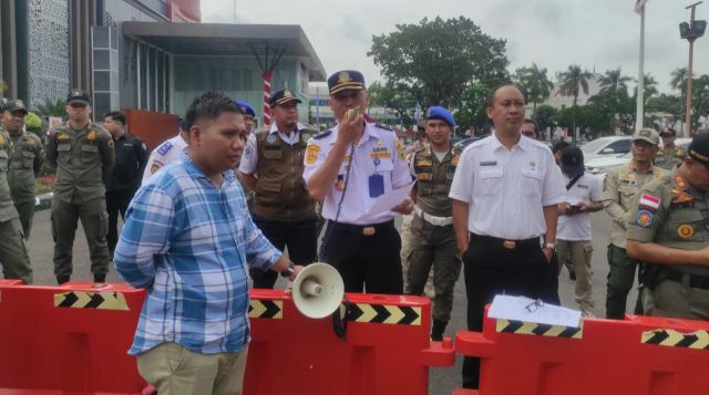 Protes Batubara Lewat Jalan Umum, Massa dari PALI Gruduk Kantor Gubernur 