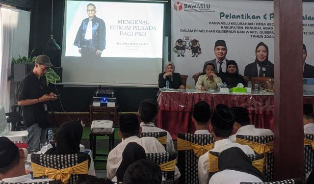 Panwascam Talang Ubi Lantik dan Bekali PKD Pengetahuan Hukum Pilkada