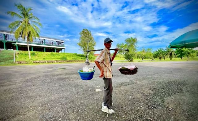 Kakek Fe’i dan Pempek: Kisah Keteguhan Seorang Penjaja Jalanan di PALI