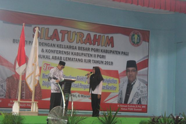 Bupati Naikkan Insentif Guru
