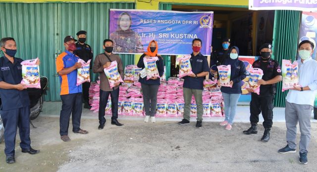 Anggota DPR RI Hj Sri Kustina Salurkan Sembako Untuk Para Kader NasDem di PALI