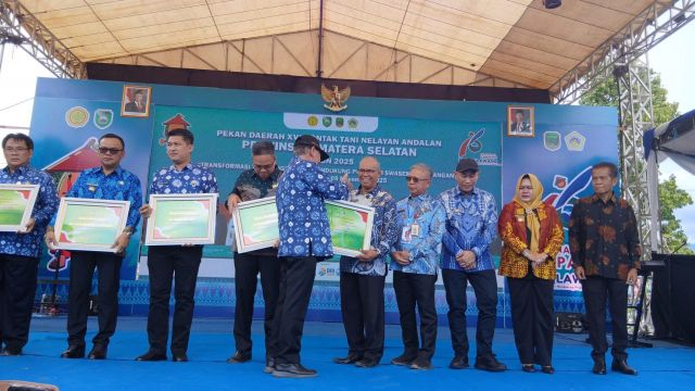 Peduli Nelayan dan Petani, Bupati Asgianto Raih Penghargaan “Adhi Bakti Tani Nelayan” dari KTNA Pusat