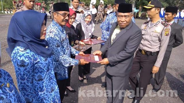 Bupati PALI Anugerahkan Penghargaan Satya Lencana