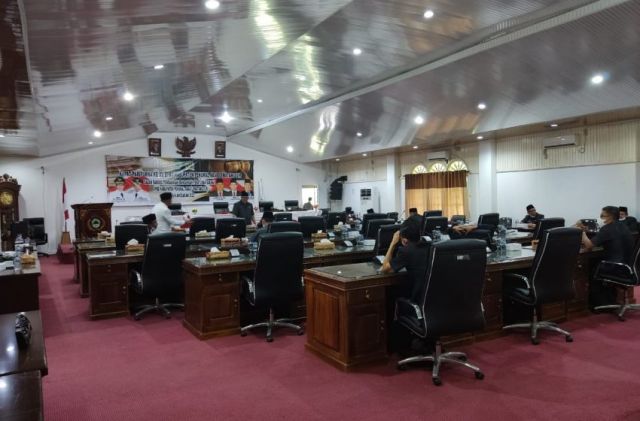 DPRD PALI Rapat Paripurna Hingga Malam Hari
