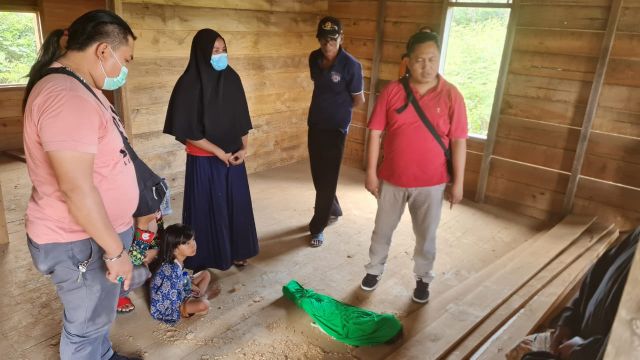 Memilukan, Seorang Bocah Tunggui Adiknya yang Tewas di Sebuah Rumah Kosong