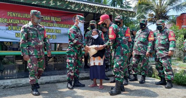 Ringankan Beban Masyarakat, Koramil 404-03 Talang Ubi Beri Bantuan Beras