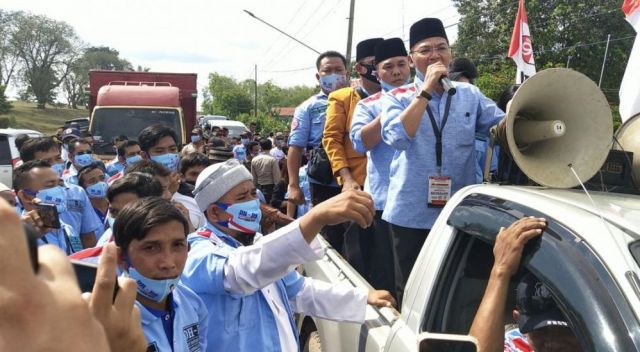 Daftar ke KPU, Devi-Darmadi Sungkeman pada Orangtua Dahulu