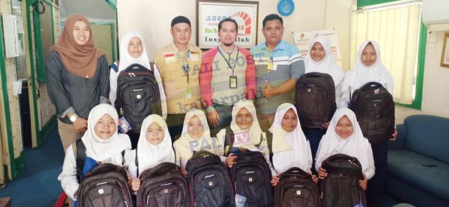Apresiasi Pelajar Berprestasi, Adera Field Bantu Perlengkapan Sekolah