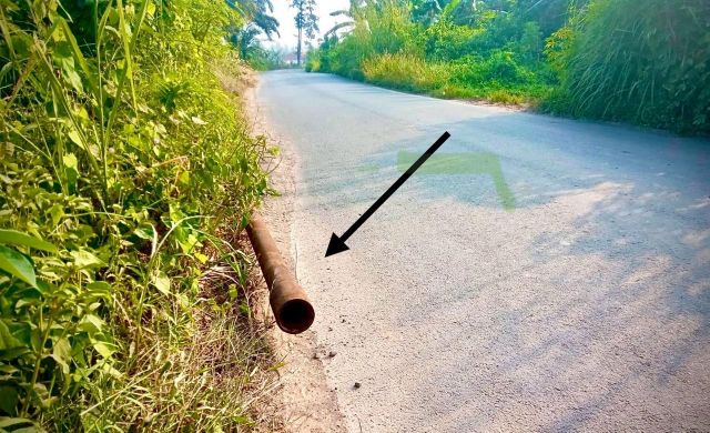 Pipa Air PT PDSI di PALI Dikeluhkan Warga, Sebagian Menonjol ke Badan Jalan