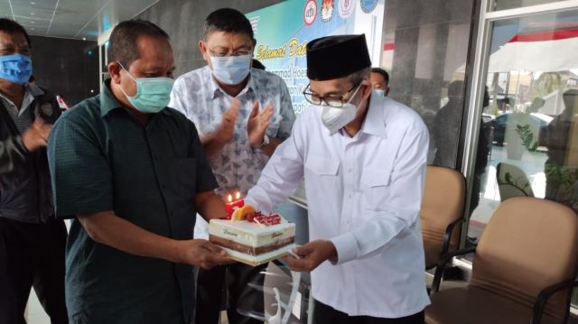 Heri Amalindo dapat Ucapan Ulang Tahun dari Awak Media dan Pegawai RSMH Saat Tes Kesehatan